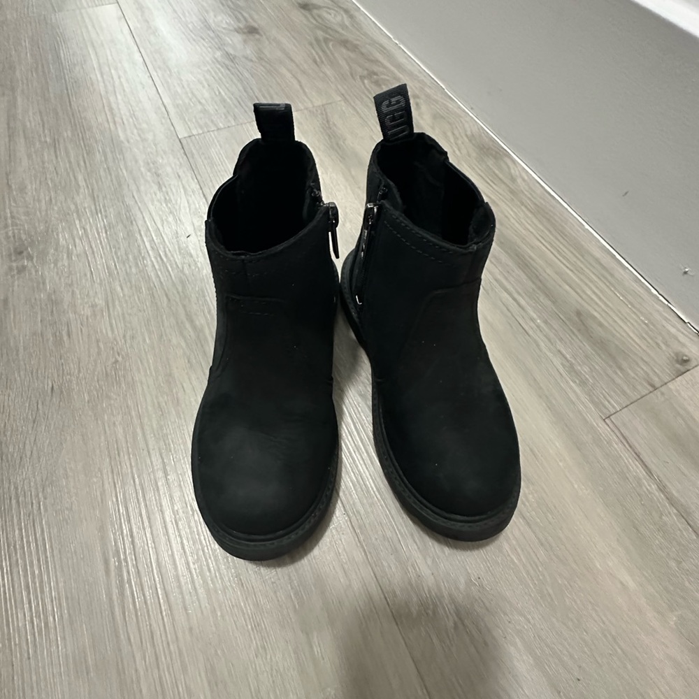 UGG Chelsea Boots Girls Size 11 MSRP 100$